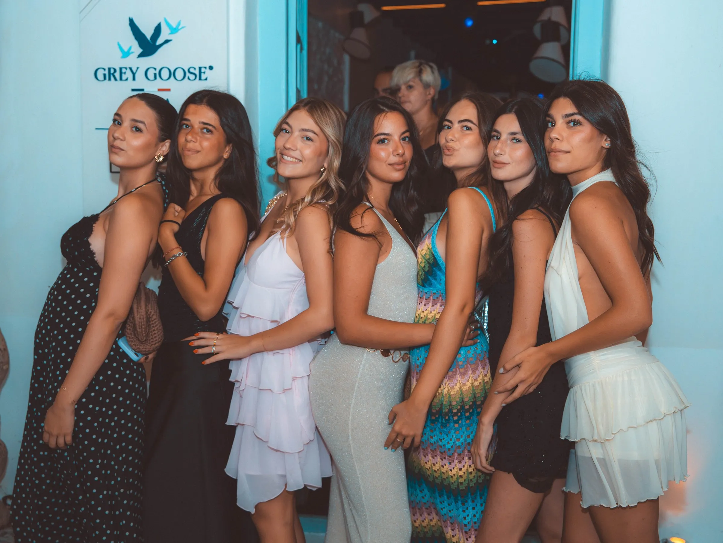 Um grupo grande de clientes arrumadas para uma comemoração no BAO'S