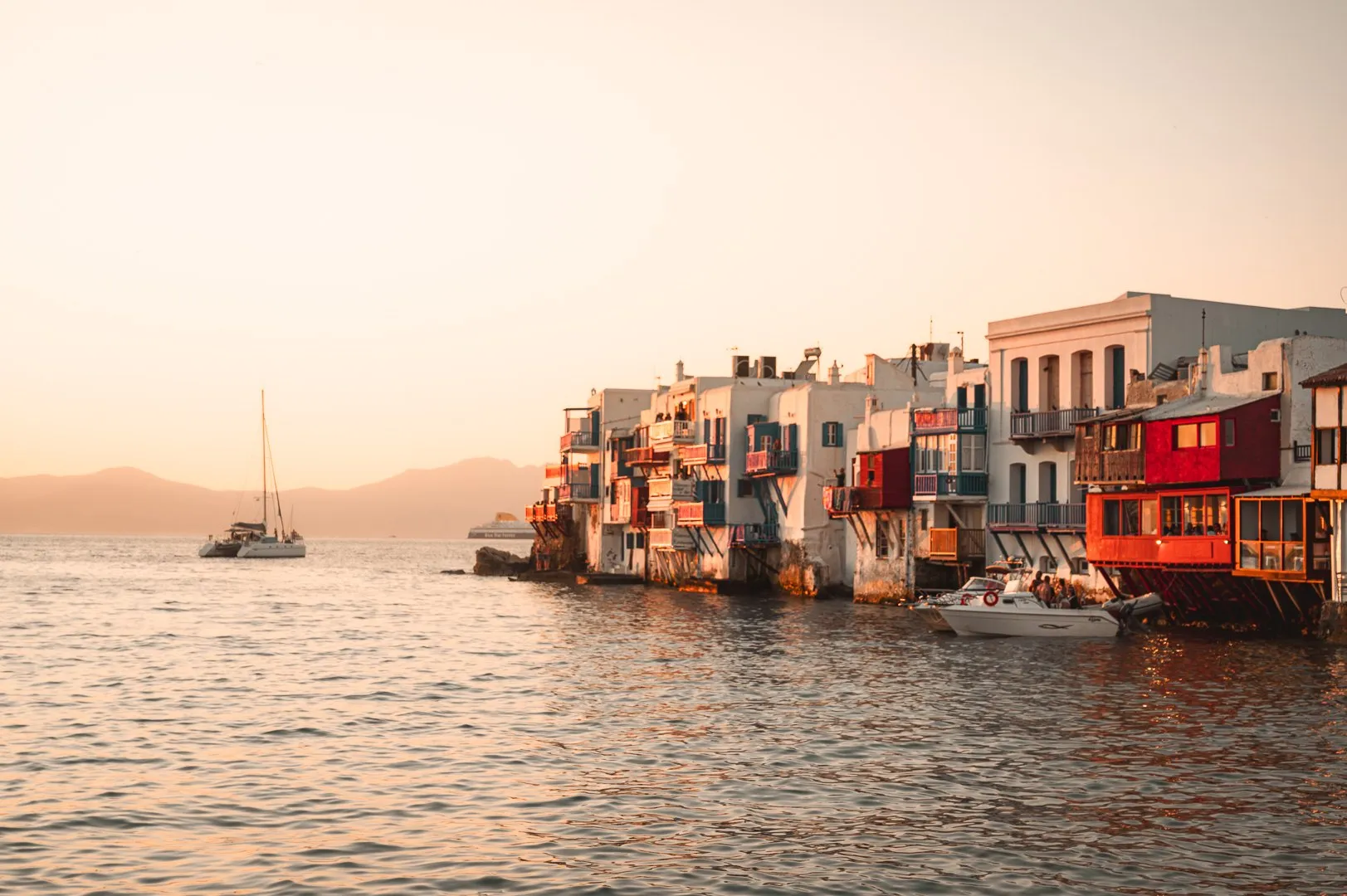 Klein-Venedig auf Mykonos, vom Meer aus im Sonnenuntergang