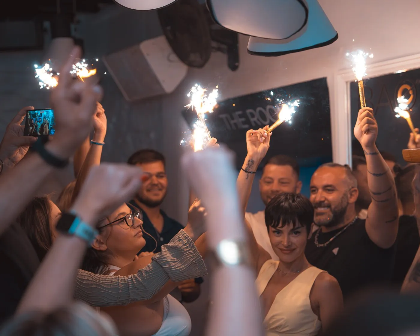 Sparklers erguidos acima de um grupo comemorando no BAO'S