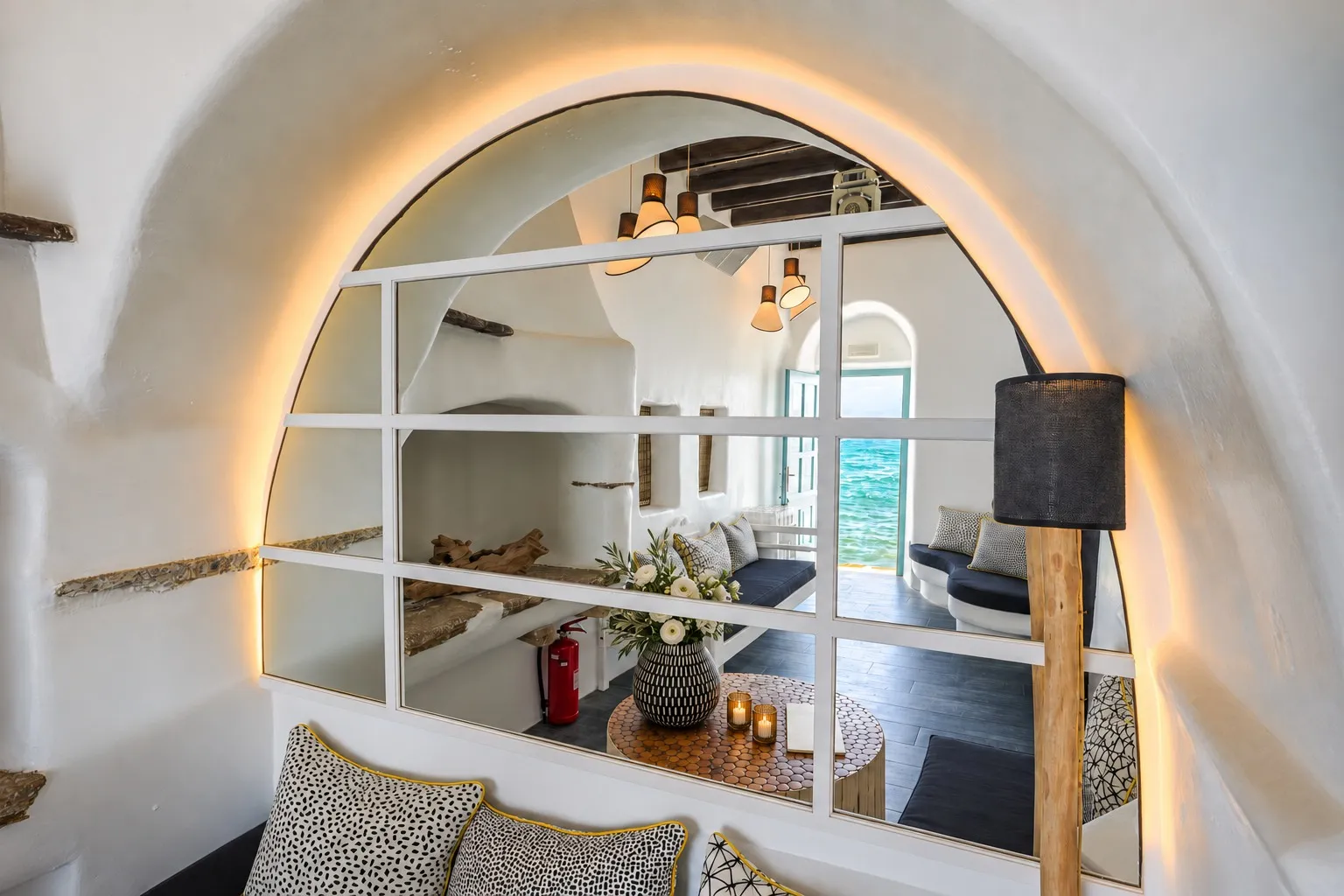 The Room im BAO'S, ein privater weiß gekalkter Raum mit Doppeltür, die aufs Wasser von Klein-Venedig geht