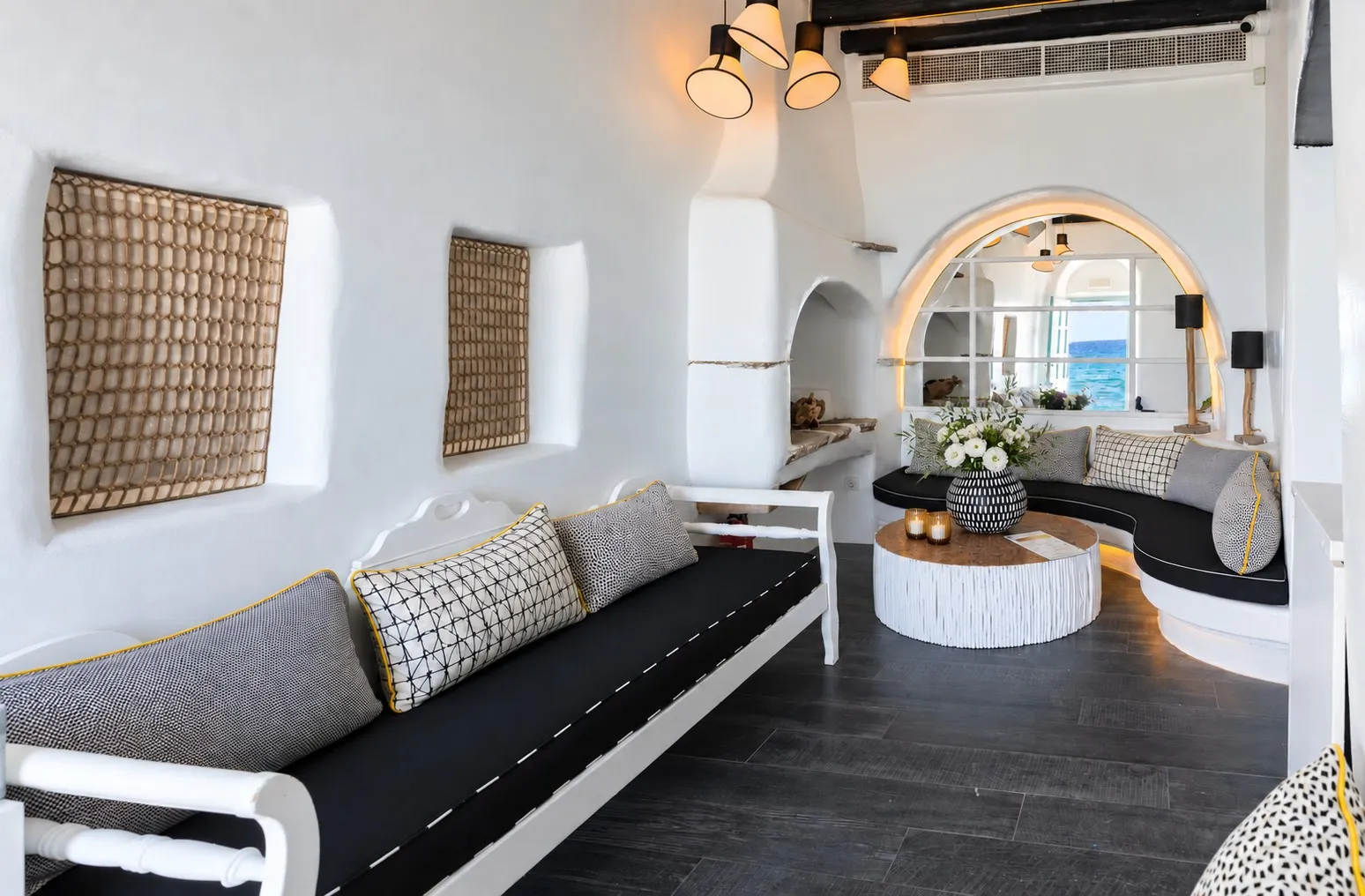 The Room im BAO'S, ein privater weiß gekalkter Raum mit Doppeltür, die aufs Wasser von Klein-Venedig geht