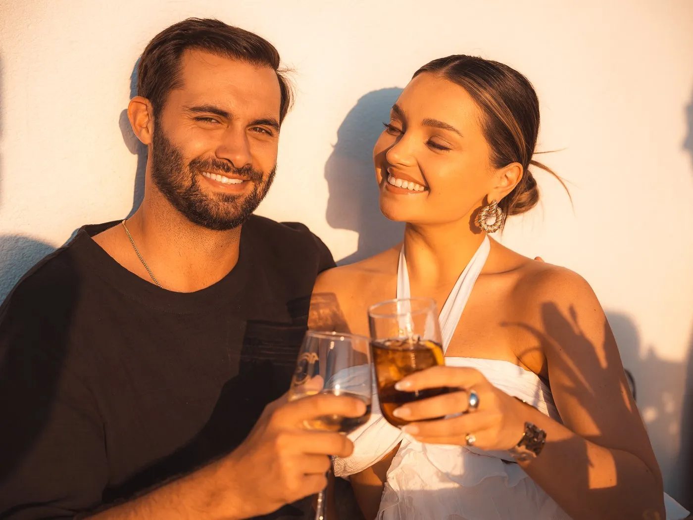 Drei Gäste stoßen mit ihren Cocktails im BAO'S an