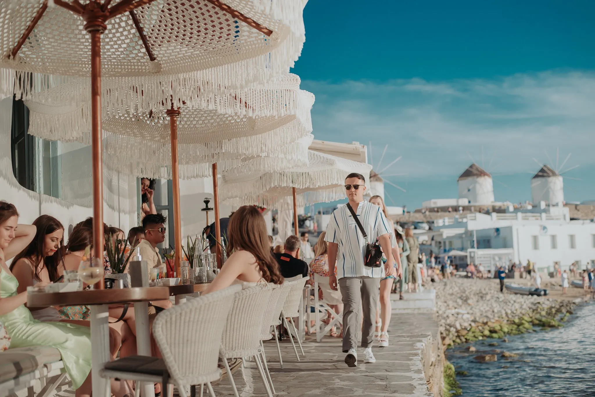 Gäste an einem Tisch am Wasser im BAO'S, während die Sonne über Klein-Venedig untergeht