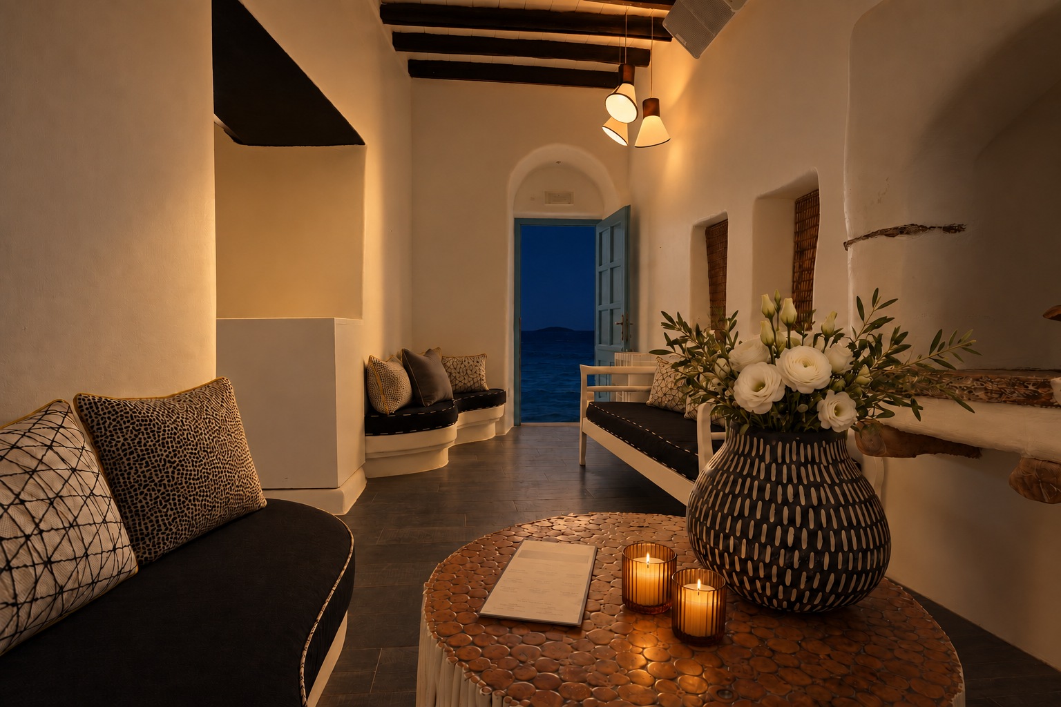 The Room bei Nacht, im Kerzenlicht, die Tür offen zum dunklen Wasser von Klein-Venedig